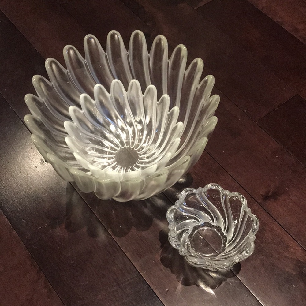 Set of 3 Fluted Glass Display or Serving Bowls Floral Petals Shape - Picture 3 of 14